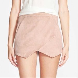 NWOT MISGUIDED FAUX SUEDE SKORT 💋